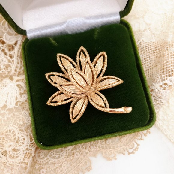 Vintage Avon Brushed Gold Tone Lotus Flower Brooch Precious Pretenders Plant Pin - Picture 2 of 8